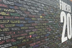 密密麻麻❤️安菲尔德“若塔墙”写满了球迷的悼念：FOREVER 20