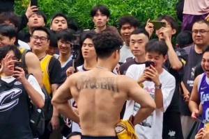 九游体育下载app-人声鼎沸！詹姆斯中国行路人露出Chosen 1纹身